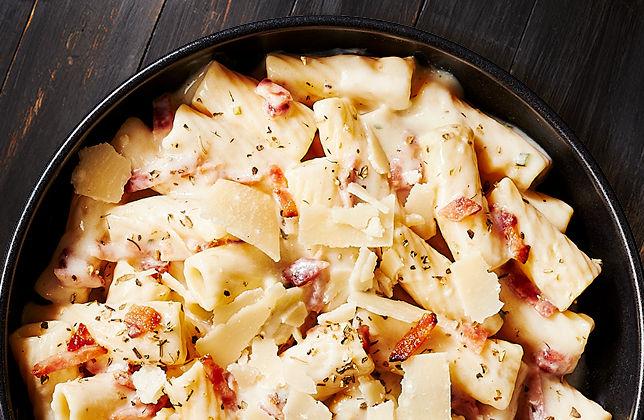 Creamy bacon carbonara with rigatoni, bacon, Parmesan and herbs